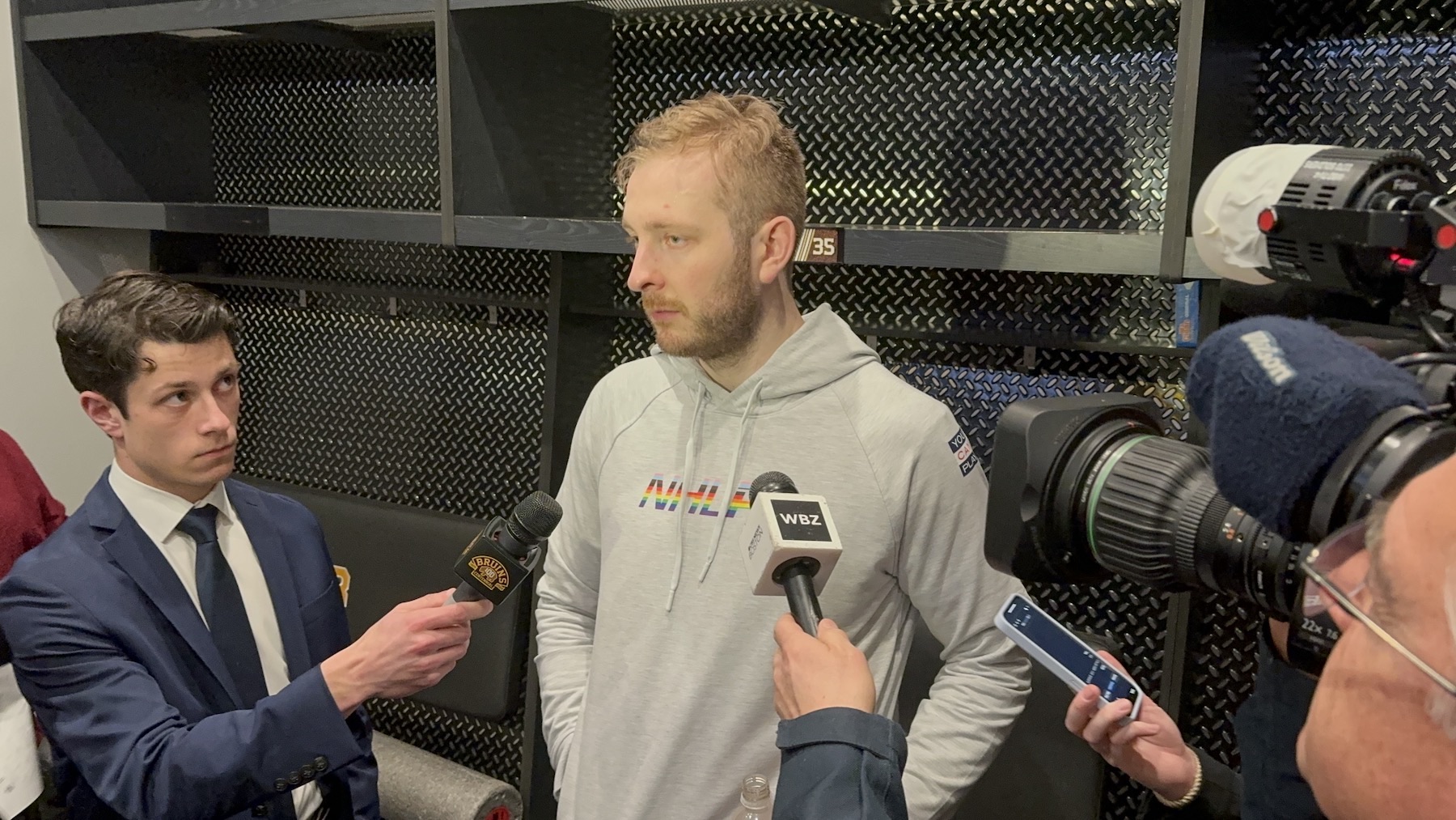 Bruins-Islanders lifeless outing
