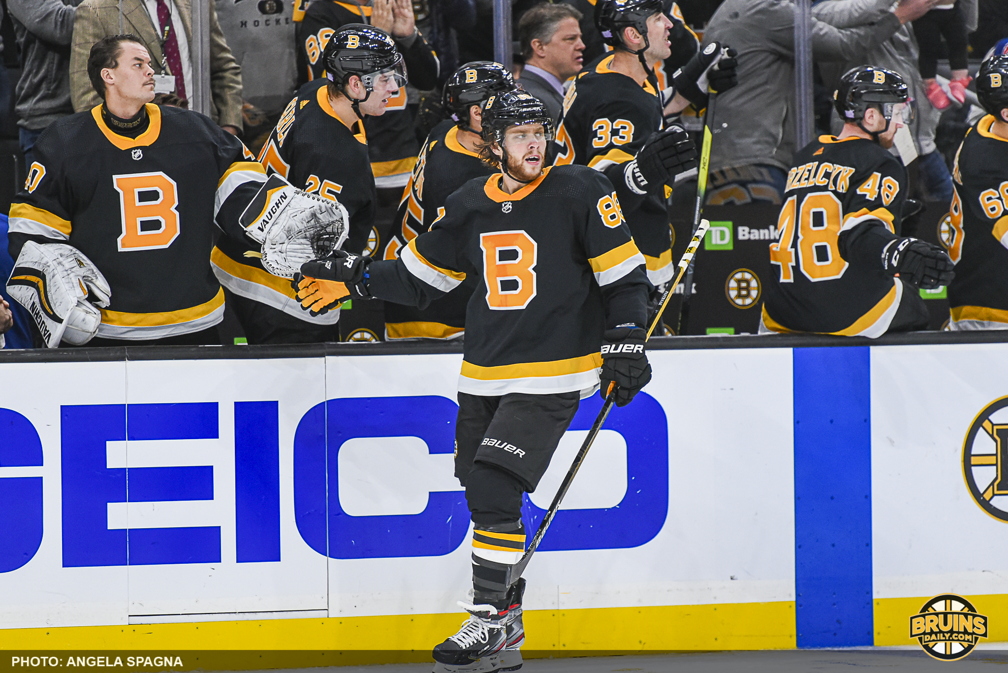Bruins 10th straight win