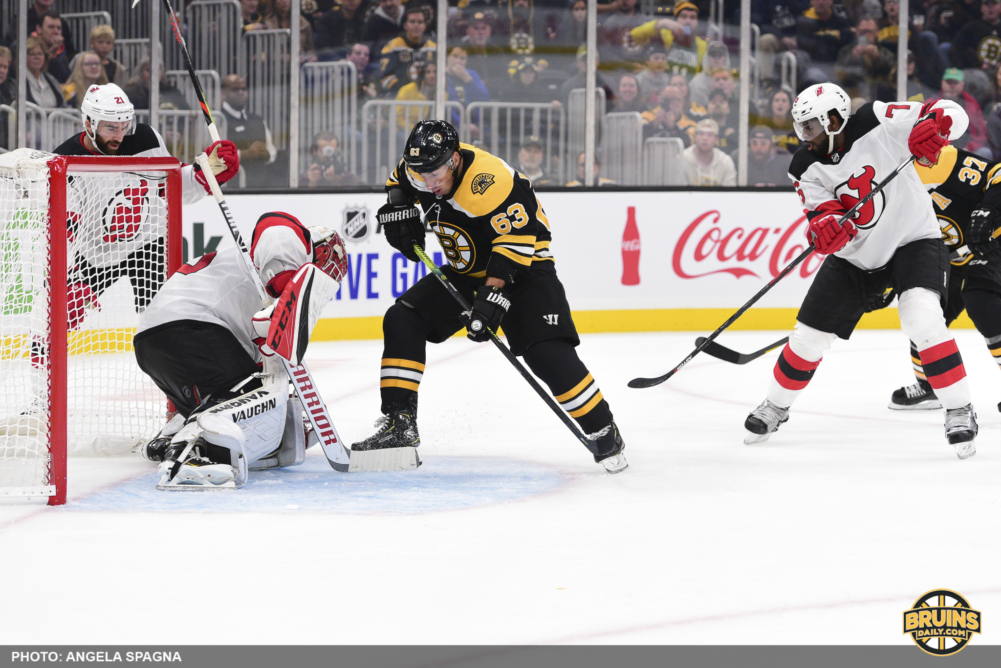 Bruins persevere win Devils